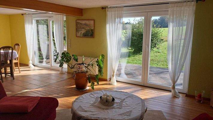 Wohnzimmer mit Ausgang Terrasse