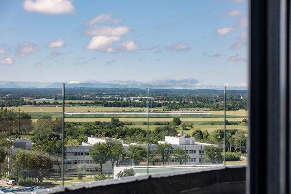 Blick von der Dachterasse auf die Berge
