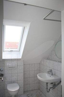 Bad mit Wanne, Dusche und WM-Anschluss