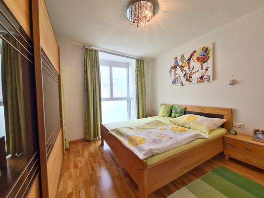 großzügiges Schlafzimmer mit viel Stauraum