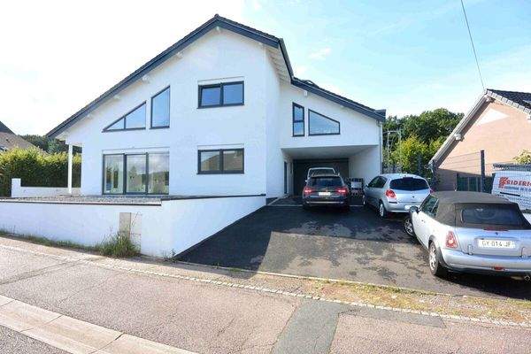 2  und 4 Plätzen v. d. Haus