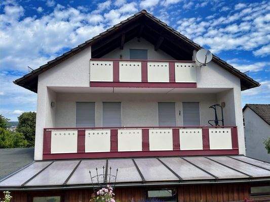 Hausansicht mit Balkon