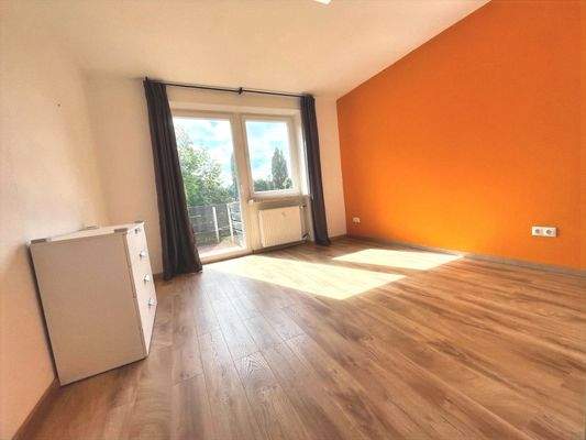 Auch vom Schlafzimmer gibt es den Zugang zum Balkon