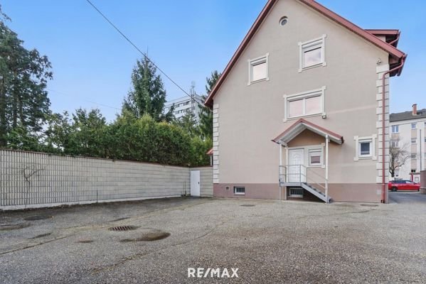 Haus 1 mit Parkplatz