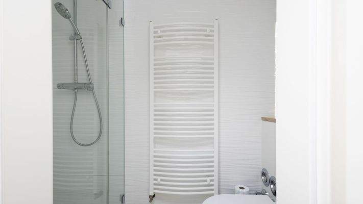 Dusche mit Handtuchheizkörper