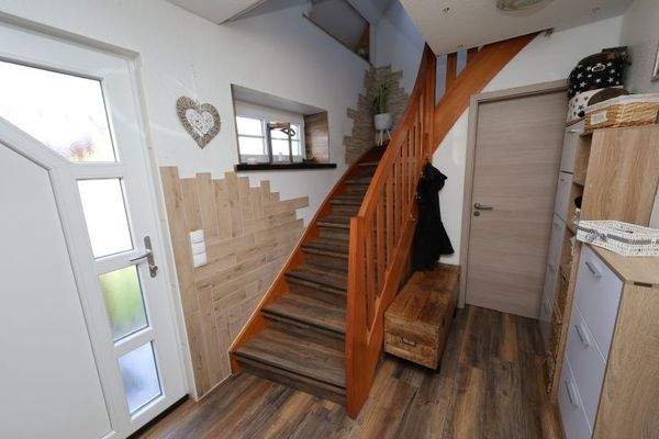 Eingangsdiele Blick zur Treppe (OG)