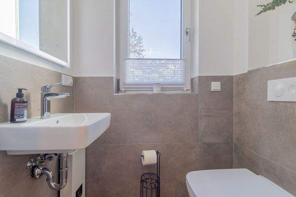 Modernes Gäste-WC mit Fenster