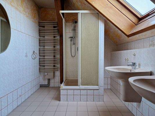 Badezimmer im Dachgeschoss mit Dusche