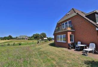 Südwestseite mit zugehöriger Terrasse 