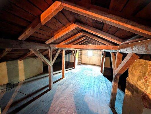 Ausbaureserve im Dachboden - ordentlicher Zustand