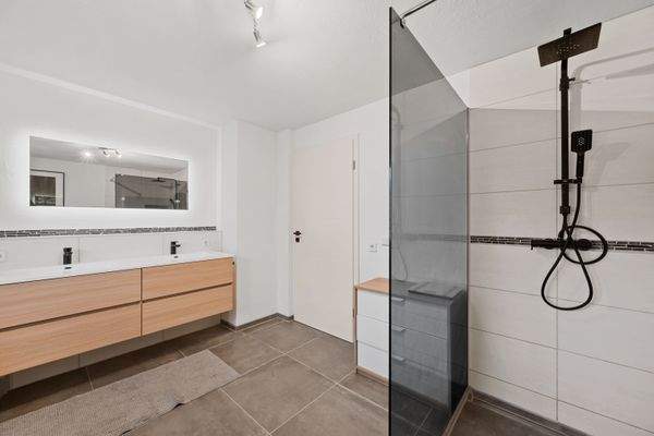 1. OG | Tageslichtbad mit Doppelwaschbecken