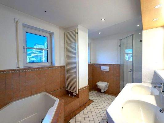 Bad mit Wanne Dusche 2