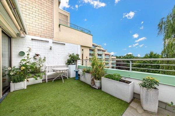 Große Terrasse mit Wasseranschluss