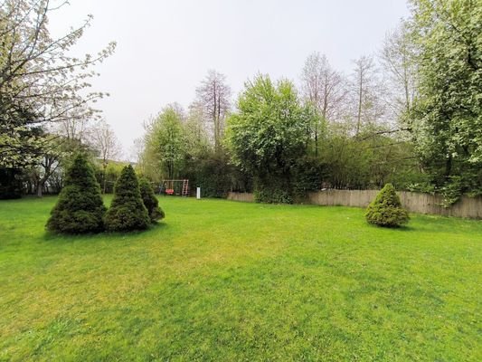 Großzügiger, sonniger Garten