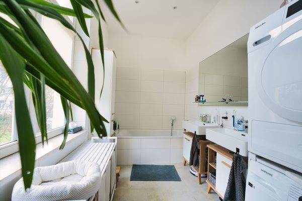 Badezimmer mit Badewanne (und Dusche)