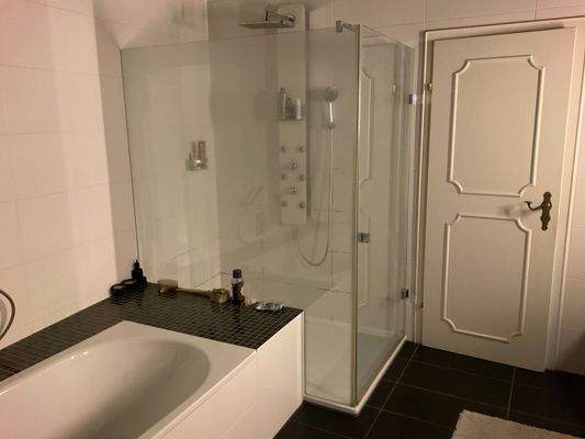 großzügige ebenerdige Dusche