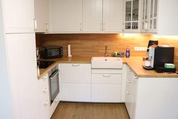 Neuwertige Landhausküche