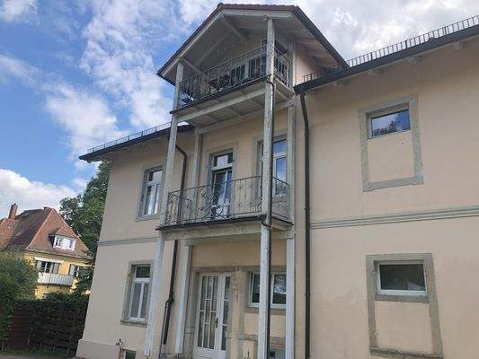 Hausfront mit Balkonen.jpg