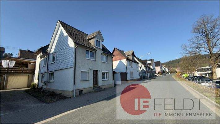 Ansicht auf die Straße und Umgebung von Süden