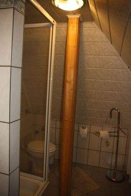 mit dazu gehörendem Bad