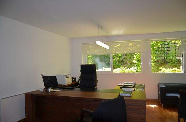 Lichtdurchfluteter Büroraum