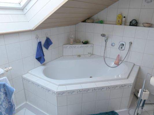 Tageslichtbad mit Badewanne...