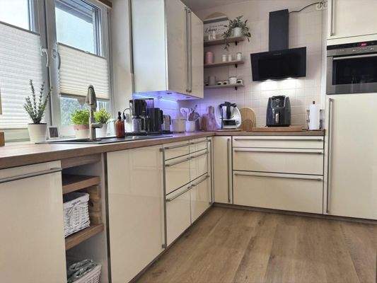 stilvolle Einbauküche mit E-Geräten