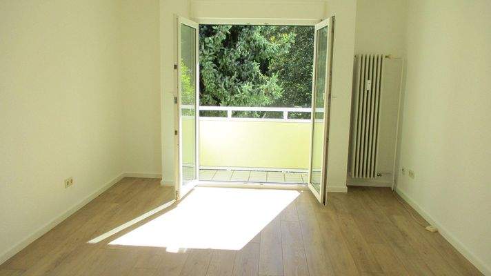 Wohnzimmer mit Balkon