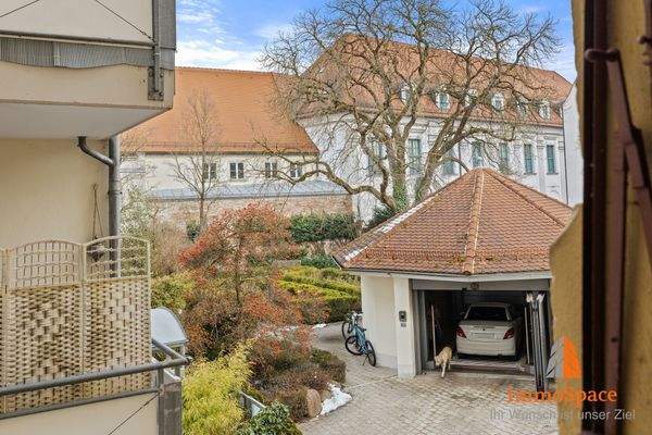 Blick in den Vorhof des Mehrparteienhauses