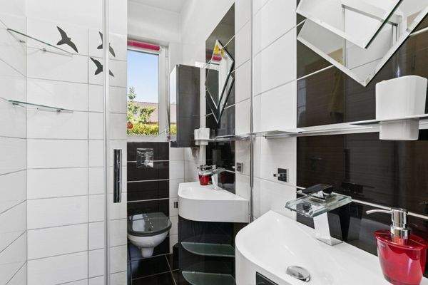 Badezimmer mit Dusche