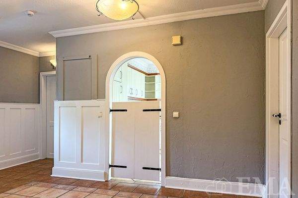 Diele mit Zugang zur Küche und zum Duschbad