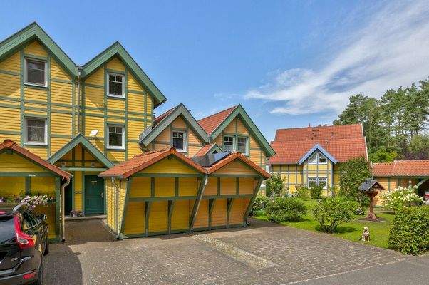 Hausansicht mit Außenanlage