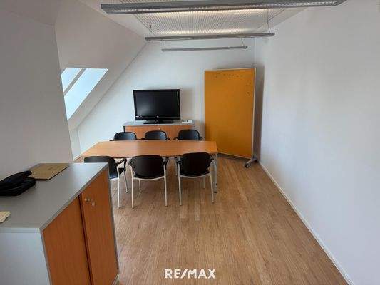 Besprechungsraum / Chef Büro mit Archiv