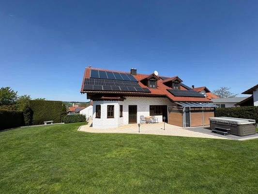 Hausansicht mit Garten 90 Grad.JPG