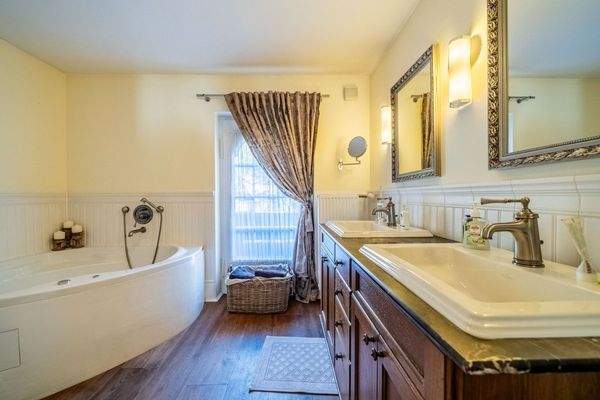 Großzügiges Badezimmer mit Whirlpool