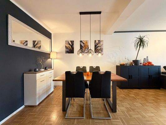 Ein großzügiger Essbereich, der genug Platz für Familien­essen und Gäste bietet