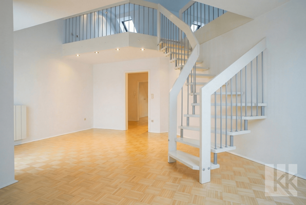 Eine stilvolle Treppe führt...