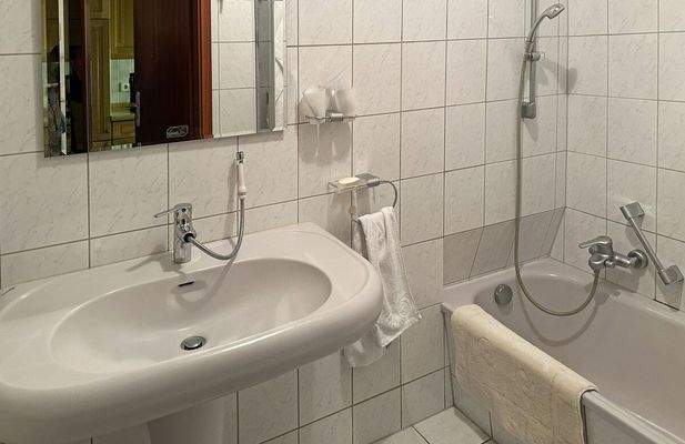 Wannenbad Erdgeschoss links