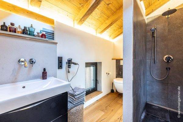 Badezimmer mit Dusche