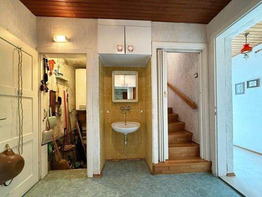 Gang Blick zu Stiegen ab- und aufwärts