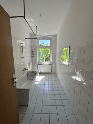 Bad mit Wanne und Fenster