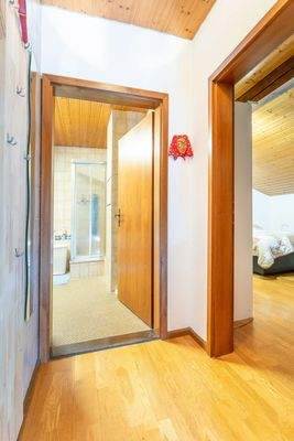 Blick ins Bad und ins Schlafzimmer