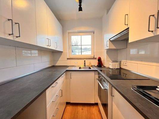 Neuwertige Einbauküche inklusive
