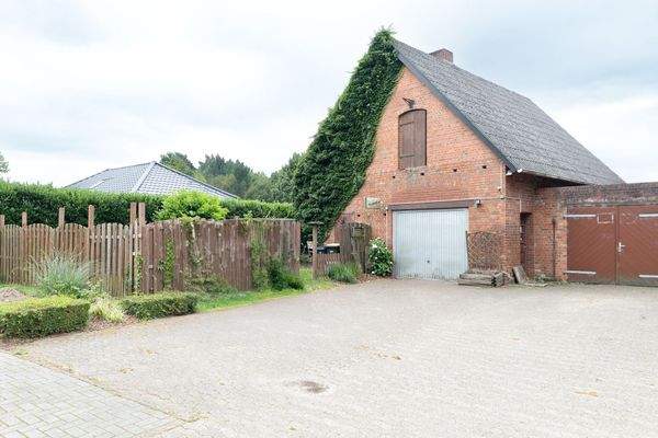 Stellplatz und Zugang zum Garten 