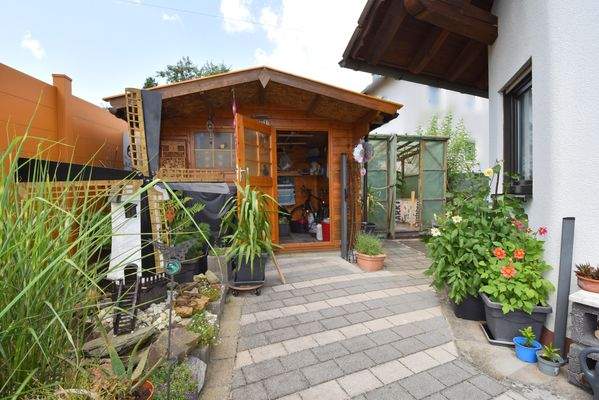 Terrasse mit Gartenhütte