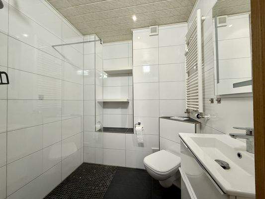 Bad mit ebenerdiger Dusche im Erdgeschoss