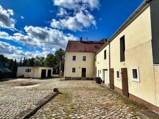Blick auf Haus, Anbau und Garage
