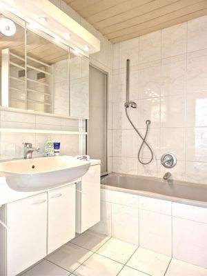 Bad mit Wanne und WC