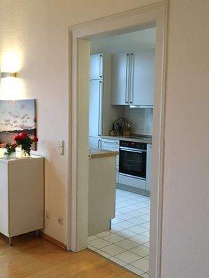 Blick vom Wohnen in die separate Küche