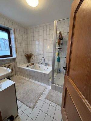 Bad mit Wanne und Dusche im 1. Stock
